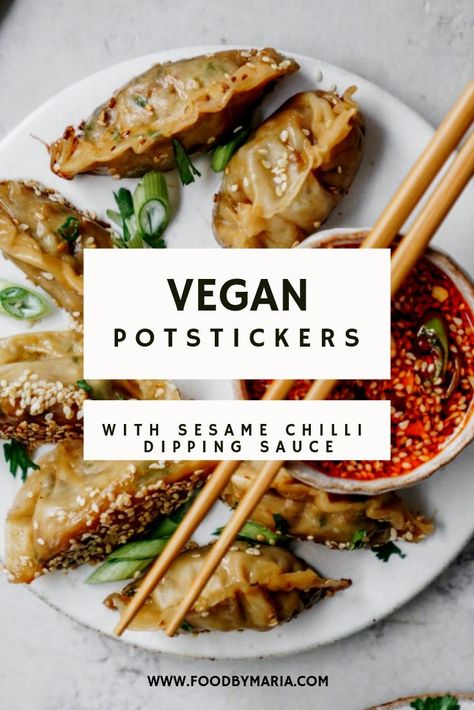 This super easy vegan potsticker recipe goes so well with my sesame chilli dipping sauce. Your whole family will love making and eating them! #vegan #potsticker #gyoza @foodbymaria Potsticker Recipe, Vegan Potstickers, Resep Vegan, Vegan Dumplings, Plant Based Dinner, Resep Diet, Vegan Asian, Vegan Appetizers, God Mat