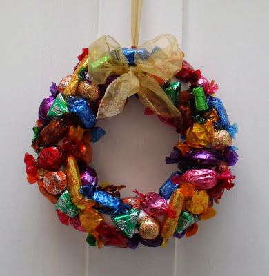 Helen's Craft Haven...: Chocolate Wreath! Chocolate Wreath, Candy Wreath Christmas, Candy Wreaths, Quality Streets Chocolates, Christmas Fundraiser, Ribbon Wreath Diy, Diy Christmas Candy, Christmas Fair Ideas, Candy Wreath