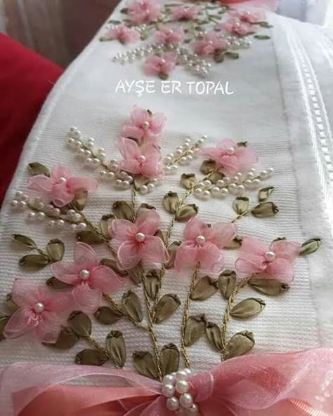 Excellent Ribbon Embroidery Designs on Fabric Silk Ribbon Embroidery Tutorial, Sulaman Pita, Bursa Turkey, Silk Ribbon Embroidery Patterns, Ribbon Embroidery Kit, Ribbon Embroidery Tutorial, Handmade Flowers Fabric, Pola Sulam, Handmade Embroidery Designs