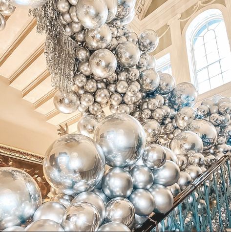 Isn't this giant staircase wall full of metallic silver balloons insanely gorgeous! I know its a bit much for a grand entrance but wowowo! Silver Balloons, Deco Ballon, Garland Wedding Decor, Bubblegum Balloons, Birthday Decorations Kids, Balloon Installation, Staircase Wall, Silver Balloon, Metallic Balloons