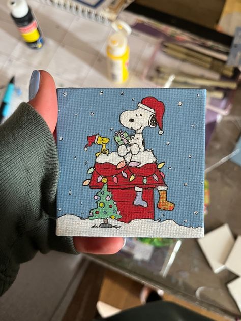 Simple Painting Ideas Disney, The Grinch Painting Ideas, Things To Paint As A Gift, Snoopy Painting Christmas, Christmas Mini Canvas Ideas, Snoopy Art Painting, Snoopy Diy Gifts, Easy Snoopy Paintings, Christmas Painting Gifts