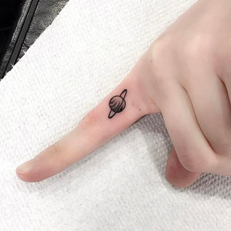 Tiny Saturn Finger Tattoo Girl Finger Tattoos, Planet Tattoo, Saturn Tattoo, Tiny Finger Tattoos, Cute Finger Tattoos, Tattoo Diy, Finger Tattoo For Women, Chic Tattoo, Finger Tattoo Designs