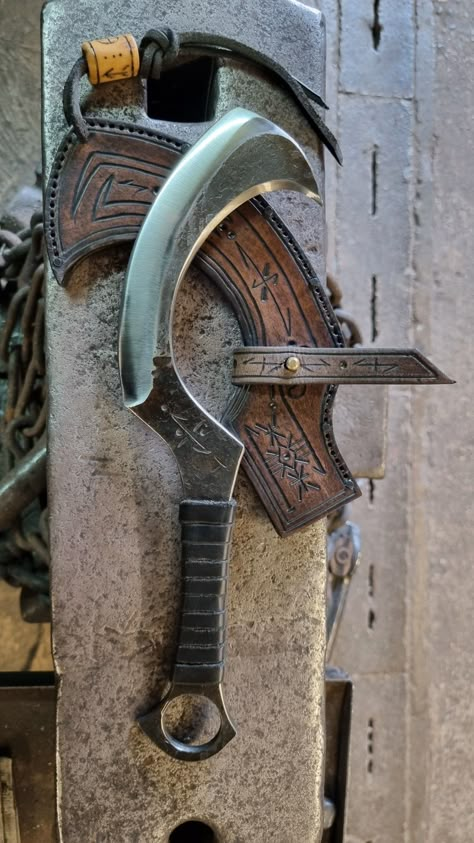 Blacksmith Projects Ideas, Escudo Viking, Blacksmith Hammer, Forging Knives, Blacksmith Forge, Knife Patterns, Pretty Knives, Blacksmith Projects, D2 Steel