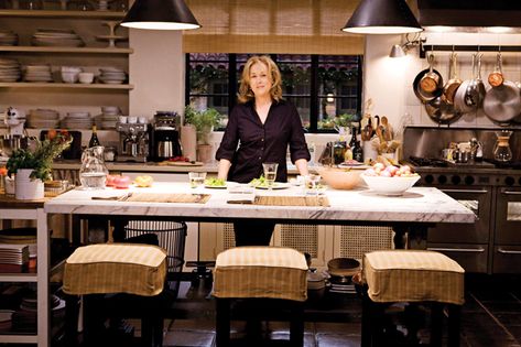 Nancy Meyers Kitchen Design Inspiration, Nancy Meyers House, Nancy Myers Homes Aesthetic, Nancy Myers Style, Its Complicated House, Nancy Meyers Kitchen, Nancy Myers Homes, Nancy Meyers Movies, Living Room And Kitchen Design