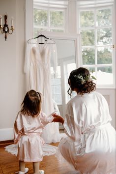 Bride And Flowergirl Picture, Daughter At Wedding, Robe Getting Ready Wedding, Bride With Flower Girl, Bride And Daughter, Before Wedding Pictures, Bride And Flower Girl, Wedding Day Pictures, Wedding Portrait Poses