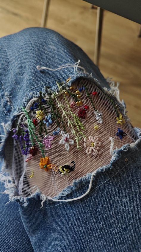 Sewing Designs On Jeans, Embroidery Patch Jeans, Jeans Decoration Ideas, Patch Work Clothes, Patching Jeans, Creative Jeans, Creative Patchwork, Patched Jeans Diy, Patches On Jeans