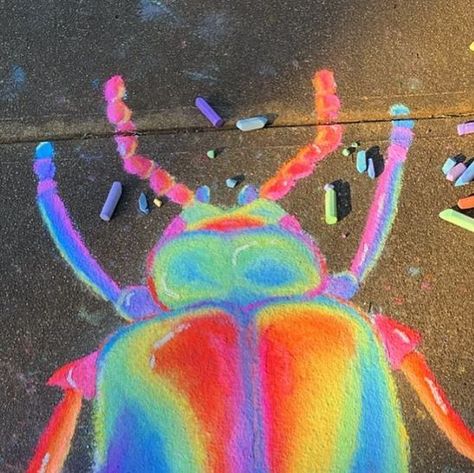 Danielle 🪱⭐️ on Instagram: "lil beetle doodle!!! I really wanted to finish this drawing before the sun went behind the trees :(( but I missed the golden hour unfortunately. all is well tho because I still think this #sidewalkchalk turned out pretty dang cute!!!   #beetle #chalk #chalkart #sidewalk #sidewalkart #beetledrawing #beetleart #art #illustration #artistoninstagram #smallartist" Colorful Chalk Art, Beetle Doodle, Cute Chalk Drawings, Aesthetic Chalk Art, Cute Beetle, Chalk Art Ideas, Beetle Drawing, Fun Chalk Art, Chalk Ideas