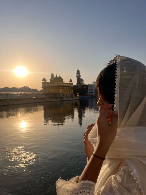 Amritsar Photoshoot, Golden Temple Photo Pose, Golden Temple Pictures, Golden Temple Photo Ideas, Amritsar Photo Ideas, Amritsar Golden Temple Photography, Temple Photo Ideas, Golden Temple Aesthetic, Golden Temple Photography