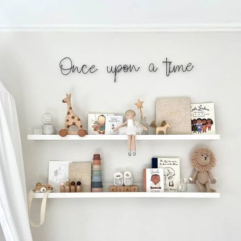 Nursery Wall Shelves, Nursery Book Storage, Nursery Wall Shelf, Baby Shelves, Shelf Decor Ideas, Baby Room Shelves, Kids Room Shelves, Nursery Shelf Decor, Cozy Baby Room