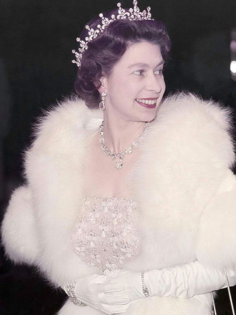 Young Queen Elizabeth, Rainha Elizabeth Ii, Queen E, Hm The Queen, Reine Elizabeth, Elisabeth Ii, Princess Elizabeth, Isabel Ii, Queen Of England