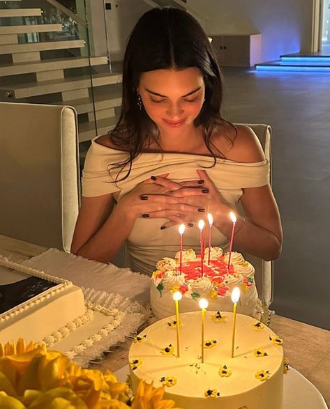 Kendall Jenner Birthday, Kendall Birthday, Kendall Jenner Aesthetic, Kendall Jenner Instagram, 28th Birthday, Bday Girl, Jenner Style, Kris Jenner, Birthday Dinners