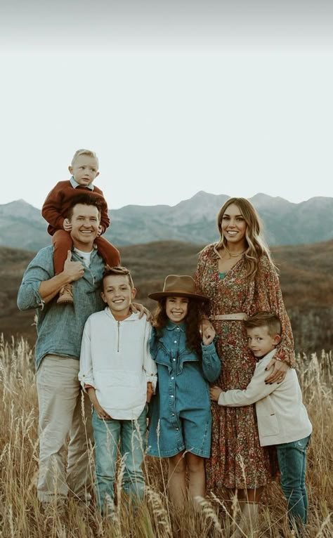 Large Family Photo Poses, Large Family Photo Shoot Ideas, Large Family Pictures, Large Family Photo, Mountain Family Photos, Extended Family Photography, Big Family Photos, Golden Field, Maternity Photography Family