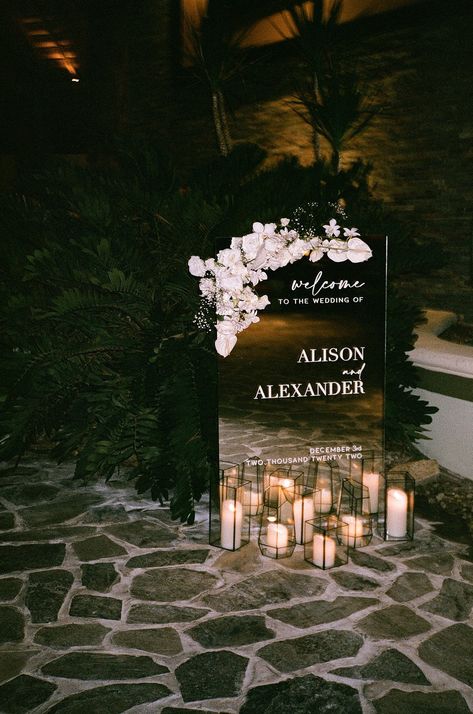 All White Wedding With Black Accents, Dark Wedding Vibes, Engagement Party Florals, Bar Wedding Reception Decor, Wedding Esthetics, Black Tie Wedding Ideas, Elegant Wedding Signage, Mirror Wedding Signs, Wedding Mirror