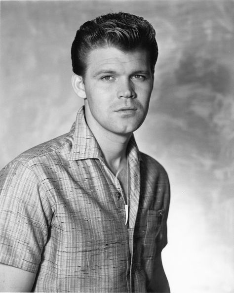 Happy Birthday Glen. You're an inspiration to us all. (GLEN CAMPBELL I'LL BE ME, in theaters October 24th 2014) Glenn Campbell, Classic Country Music, Real Country Music, Glen Campbell, 60s Music, Male Singers, Young Celebrities, Love Country, Country Music Artists