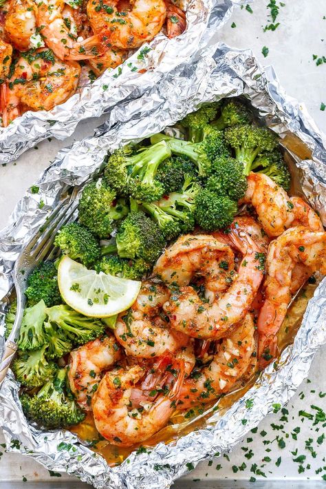 Shrimp and Broccoli Foil Packs with Garlic Lemon Butter Sauce - #shrimp #broccoli #lowcarb #eatwell101 #recipe - Whip up a super tasty meal in under 30 minutes! - #recipe by #eatwell101® Shrimp And Broccoli Foil Packs, Garlic Lemon Butter Sauce, Easy Baked Shrimp, Baked Shrimp Recipes, Avocado Pesto Pasta, Parmesan Risotto, Foil Pack Meals, Foil Packs, Delicious Meal Prep