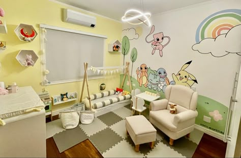 Pokemon - Quarto/Dormitório infantil com temática de pokémon. Quarto infantil amarelo, com pintura real e decoração própria. Anime Theme Nursery, Anime Themed Nursery, Pokemon Nursery Ideas, Pokemon Wall Mural, Pokemon Theme Bedroom, Pokémon Baby Room, Naruto Nursery, Gaming Nursery, Nursery Pokemon