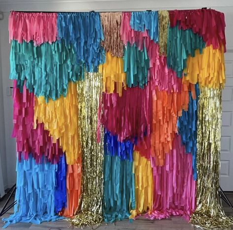 Diy Fringe Backdrop, Tablecloth Backdrop, Balloon Walls, Diy Fringe, Diy Photo Backdrop, Party Photo Backdrop, Garland Backdrops, Fringe Backdrops, Prom Decor