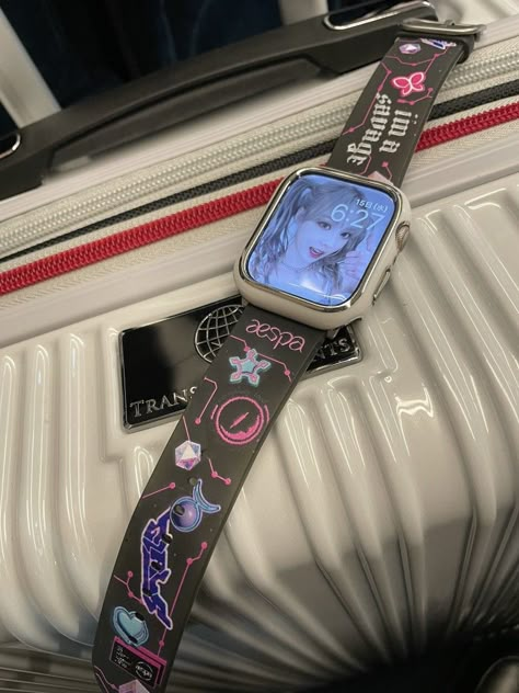 Apple Watch Aesthetic, E Girl Fashion, Iphone Watch Bands, Watch Aesthetic, New Apple Watch Bands, Anime Hands, Trendy Watches, Retro Gadgets, Image Swag