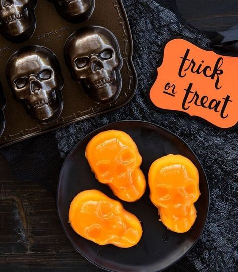 Make easy Jello skulls for Halloween in festive colors using Nordic Ware's Haunted Skull Cakelet Pan. Skull Jello Mold Recipes, Nordicware Skull Pan Recipes, Nordic Ware Skull Pan Recipes, Skull Cakelet Pan Recipes, Skull Baking Pan Recipes, Wilton Skull Cake Pan Ideas, Skull Mold Recipes, Witcher Food, Skull Pan Recipes