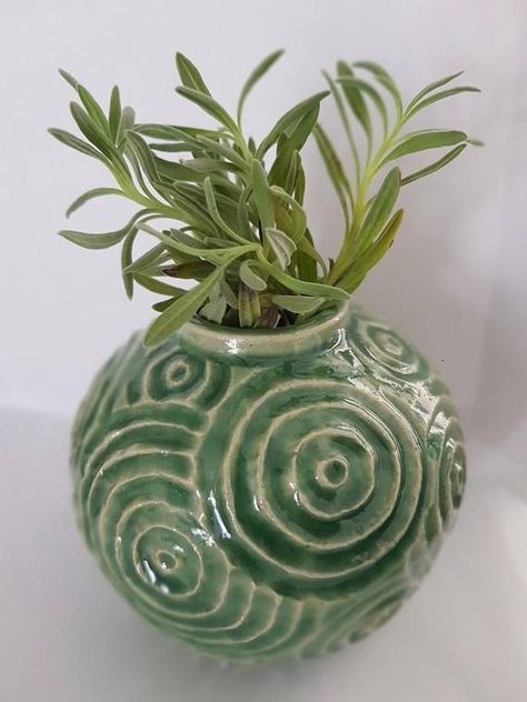 Planters Ceramic Ideas, Ceramic Flower Pots Design, Ceramic Final Project, Cool Ceramic Pieces, Ceramic Flower Pots Ideas, Cool Ceramic Vases, Coil Method Ceramics, Funky Ceramics Ideas, Ceramic Coil Vase