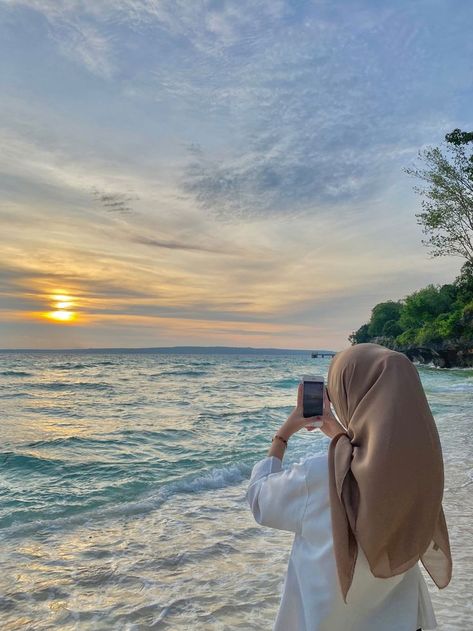 Beach Poses By Yourself Photo Ideas, Ootd Poses, Beach Instagram Pictures, Beach Ootd, Beach Pictures Poses, Beach Photography Poses, Trik Fotografi, Beach Poses, How To Pose