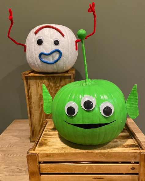 Forky Pumpkin Painting, Pumpkin Painting Ideas Toy Story, Green Painted Pumpkin Ideas, Pumpkin Painting Duo Ideas, Alien Pumpkin Decorating, Green Pumpkin Decorating Ideas, Green Pumpkin Ideas, Duo Pumpkin Painting Ideas, Toy Story Pumpkin Painting