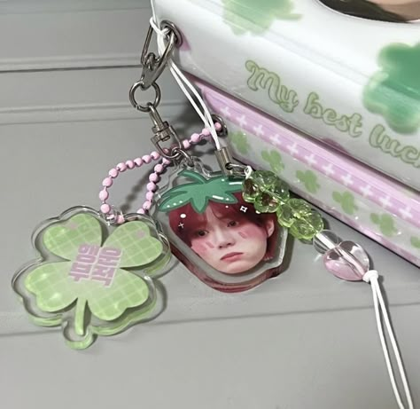 Kpop Charms, Freebies Ideas, Kpop Deco, Kpop Diy, Keychain Ideas, Keychain Design, Cute Keychain, Kpop Merch, Kpop Aesthetic