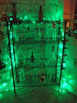 Easy ideas to transform any room into a mad science laboratory with a few props. Mad Scientist Yard Decorations, Evil Scientist Decorations, Haunted Hallways At School, Spooky Laboratory, Science Party Ideas, Science Kitchen, Spooky Dollhouse, Laboratory Idea, Science Lab Experiments