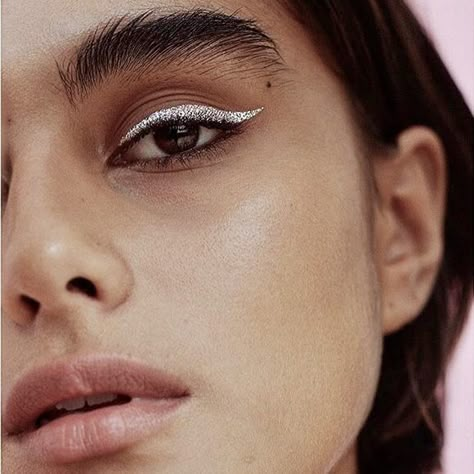 Silver Glitter Eye Makeup, Trucco Smokey Eye, Glitter Cut Crease Makeup, Editorial Make-up, Makeup Weddings, Silver Eyeliner, Eye Makeup Glitter, Makeup Silver, Makeup 40