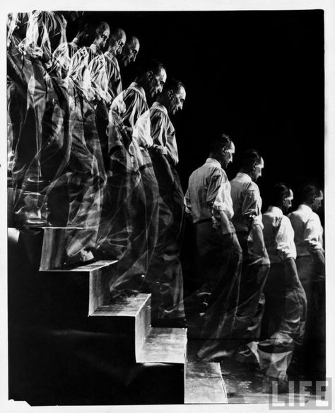 Artist Marcel Duchamp walking down a flight of stairs in a multiple exposure image reminiscent of his famous painting “Nude Descending a Staircase.” Location: New York, NY, US Date taken: 1952 Photographer: Eliot Elisofon Figures In Motion, Eadweard Muybridge, Passing Of Time, Marcel Duchamp, Multiple Exposure, Black And White Photograph, Multiple Images, Futurism, Art History