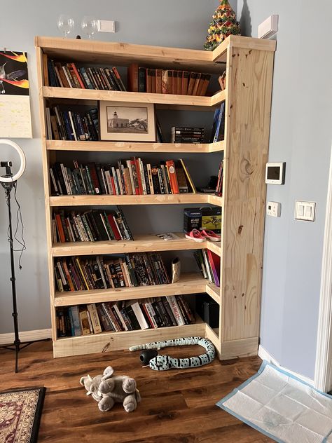 Corner book shelf DIY Diy Corner Bookcase, Diy Wood Bookshelf, Diy Corner Bookshelf, Bookshelf Corner, Bedroom Bookshelves, Bookcase Diy, Corner Bookshelves, Wood Bookshelves, Wall Bookshelves