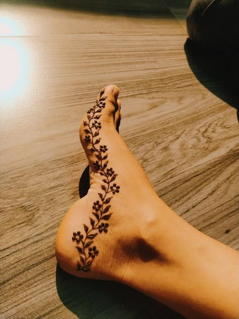 Leg Mehndi Simple, Foot Mehandi Designs Simple, Legs Mehndi Design Easy, Simple Feet Henna, Simple Foot Henna, Dubai Mehendi Designs, Foot Mehndi Designs, Flower Mehndi Design, Leg Mehendi Design