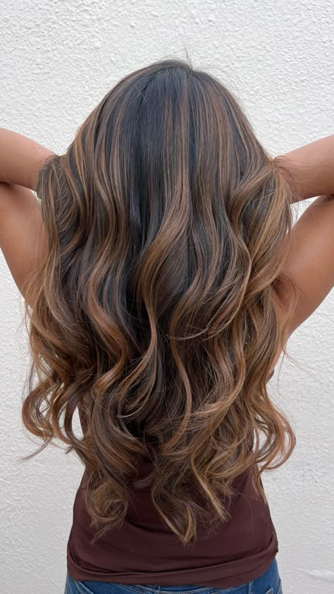 Caramel Blonde Balayage On Black Hair, Calico Balayage, Caramel Ombre Hair Color For Brunettes, Cool Caramel Balayage, Pelo Chocolate Caramelo, Balayage Cafe, Baby Lights Caramelo, Caramel Balayage On Black Hair, Dark Caramel Balayage