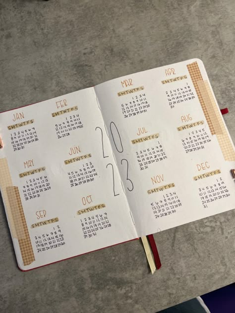 #bulletjournal #bujo #bujoideas #bujoinspiration #bulletjournaling #calendar #2023 #journaling #bulletjournalideas Bujo Year Calendar Layout, Bujo Year Calendar, Bujo 2025 Calendar, Bullet Journal 2025 Calendar, Yearly Calendar Bullet Journal, Bujo Calendar Spread, Bullet Journal Calendar 2023, Bullet Journal Year Calendar, Calendar Journal Ideas