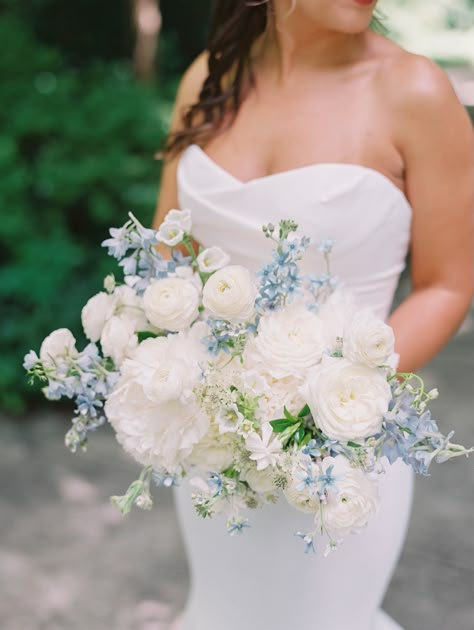 Blue Hydrangea Wedding, Baby Blue Weddings, Beautiful Blue Flowers, Blue White Weddings, Bridal Bouquet Blue, Blue Wedding Bouquet, Light Blue Wedding, Hydrangeas Wedding, White Bridal Bouquet