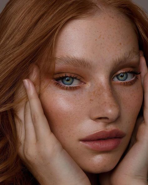 L’orange 🍊 @lauragwyneth @tamarawilliams1 #freckles #sultry #naturalglow #nikki_makeup    #Regram via @nikki_makeup Beauty Fotografie, Bronze Makeup Look, Freckles Makeup, Redhead Makeup, Red Eye Makeup, Glossy Makeup, Braut Make-up, Beauty Make-up, Redhead Beauty