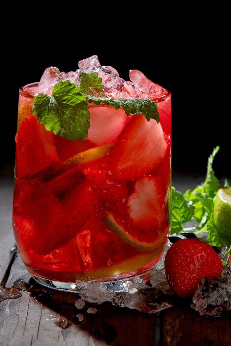 Fresh Strawberry Mojito recipe made of fresh strawberries, mint leaves, lime, rum, and soda water, serves 6, and takes about 10 minutes to prepare. This Strawberry Mojito Recipe, Mojito Recept, Strawberry Mojito, Cocktail And Mocktail, Mojito Recipe, Gender Party, Soda Water, Fruity Desserts, Sweet Drinks