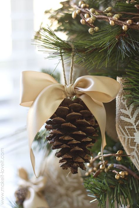 Pine Cone Bow Ornamentcountryliving Julkransar Diy, Pine Cone Ornament, Pinecone Crafts, Homemade Christmas Decorations, Deco Nature, Elegant Christmas Trees, Christmas Tree Inspiration, Hand Crafts, Pine Cone Crafts