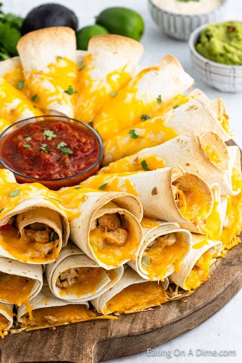 Blooming Quesadilla Ring - Eating on a Dime Cheesy Blooming Burrito Ring, Quesadilla Party Ideas, Quesadilla Appetizers Party, Blooming Taco Ring, Mexican Food Recipes Quesadillas, Fun Mexican Appetizers, Baked Taco Ring, Bloomin Chicken Quesadilla, Quesadilla Ring Blooming