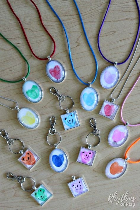 Mothers Day Necklace Craft For Kids, Fingerprint Keychain, Thumbprint Heart, Keyring Craft, Thumbprint Necklace, Heart Backpack, Baby Sayings, Heart Tutorial, Fingerprint Heart