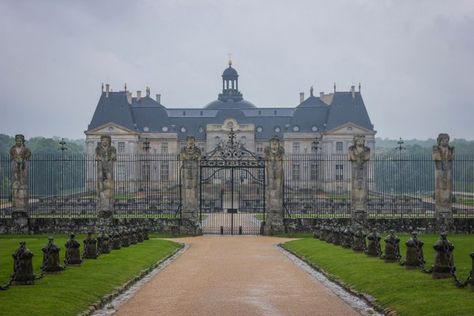 French Chateau Homes, Big Beautiful Houses, French Palace, Rainy Monday, Hamptons Beach House, Vaux Le Vicomte, Luxury Houses Mansions, Abroad Travel, Castle Mansion