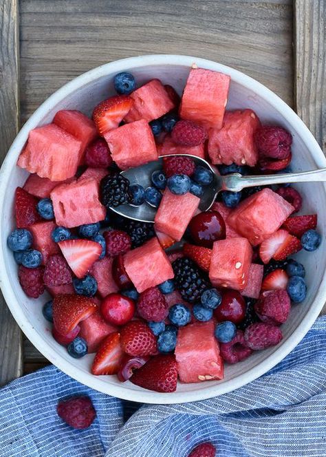 30 Perfect Beach Snacks | Healthy Berry Watermelon Fruit Salad Watermelon Berry Salad, Fruit Bowl Party, Summery Foods, Watermelon Fruit Salad, Easy Fruit Salad Recipes, Beach Snacks, Healthy Fruit Salad, Fruit Salad Easy, Fresh Fruit Salad