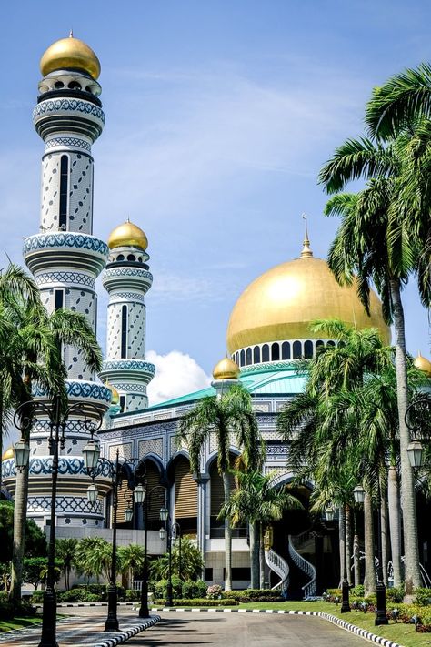 Jame’Asr Hassanil Bolkiah Mosque In Brunei Kampong Ayer, Brunei Travel, Cheap Countries To Travel, Water Village, Bandar Seri Begawan, Abdul Mateen, Golden Dome, Winding Staircase, Calm Waters