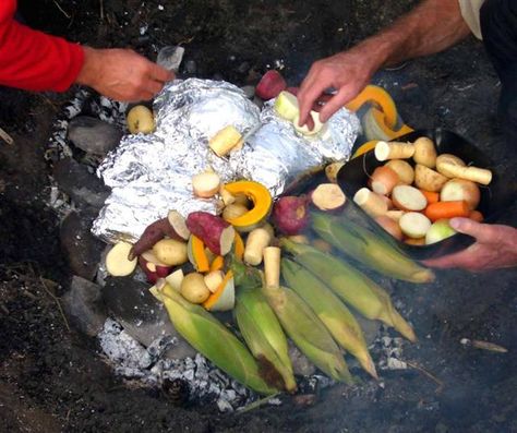 The Hangi of the Maori New Zealand Hangi, Maori Hangi Food, New Zealand Food Traditional, Maori Food, New Zealand Cuisine, Kiwi Christmas, Waitangi Day, Maori Culture, New Zealand Food