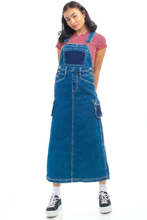 90s Jumper Outfit, Jumper Outfit Denim, Denim Jumper Dress Outfit, Overall Skirt Outfit, Jumper Dress Outfit, 90s Jumper, Denim Jumper Dress, Skirt Jumper, Overalls Fashion