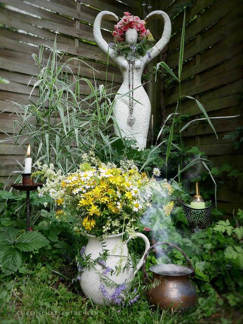 Midsummer altar Outdoor Witch Altar, Garden Altar, Outdoor Altar, Goddess Garden, Goddess Altar, Sacred Space Altar, Witches Garden, Witch's Garden, Witchy Garden