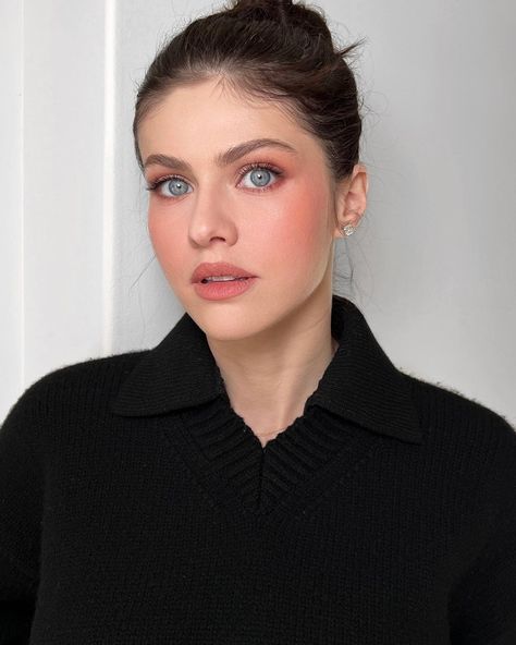 Peach Makeup Look, Mac Single Eyeshadow, Alexandra Dario, Too Faced Just Peachy, Celeb Makeup, Alex Daddario, Alexandria Daddario, Makeup Looks Natural Full Face, Peach Makeup