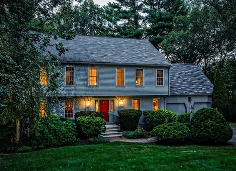 Sinuous Saltbox in Westborough, Massachusetts Saltbox Houses Exterior, New England Colonial House Exterior, Garrison Colonial Exterior, Garrison Colonial, Garrison House, Homestead Farmhouse, Salt Box House, Saltbox House, Colonial House Exteriors