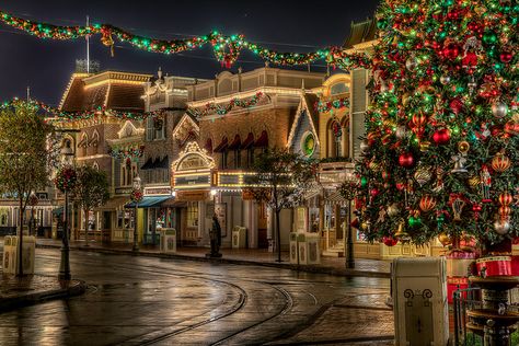 Stunning picture of a Christmas night in Disneyland (by Justin in SD)... His pictures are gorgeous! Light Wallpapers, Christmas Desktop Wallpaper, Disneyland Christmas, Christmas Desktop, Disney World Christmas, Backgrounds Dark, Christmas Backgrounds, Timeline Cover, Main Street Usa