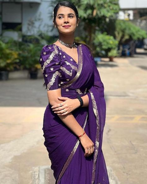 Purple Chiffon Saree, Purple Color Blouse Designs, Color Neck Blouses For Sarees, Purple Blouse Designs For Saree, Chiffon Saree Blouse Design, Purple Banarasi Saree, Blouses Saree, Saree Outfit, Legs Mehndi